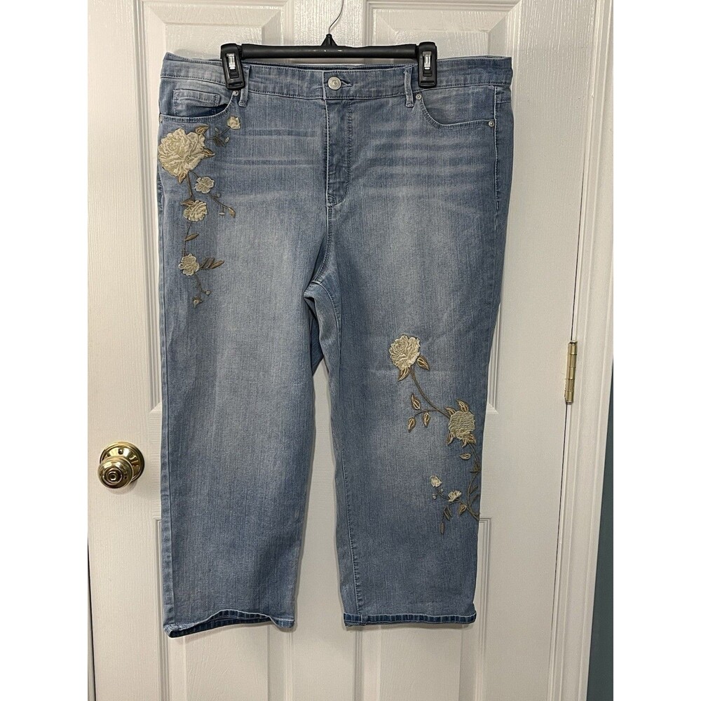 Jean Capris Gloria Vanderbilt Light Wash With Embroidery Size 16 0484